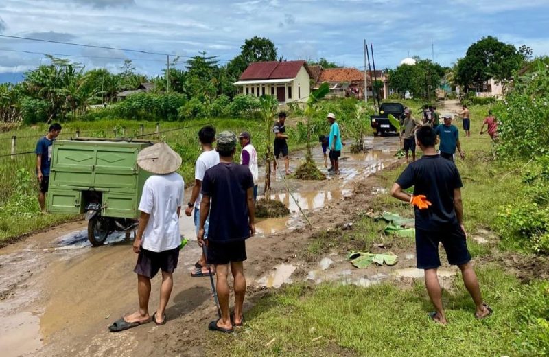 Potret, Warga Kampung Cigerem, Kelurahan Pabuaran, Kecamatan Walantaka, Tanam pohon Pisang Di jalan Rusak, (Doc: Totalbanten.com).