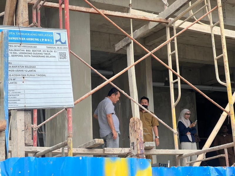 PLT Kepala UPT Pengawasan dan Pengendalian Bangunan Gedung DCKTR Kota Tangerang Selatan Melakukan Sidak Pembangunan Gedung di Tanggerang Selatan, Doc : (Ist/Totalbanten)