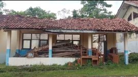  Rohani Kepala Sekolah SMPN 3 Pamarayan Mengeluh Tiga Ruangan Gedung Sekolah Ambruk, (Dok:Ipung).