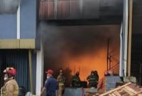 Kebakaran terjadi di gudang PT Biotek, Tangerang Selatan. (Dok)