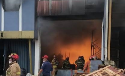 Kebakaran terjadi di gudang PT Biotek, Tangerang Selatan. (Dok)