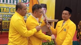 Ketua DPD Golkar Banten, Andika Hazrumy saat menyerahkan petaka Golkar ke Tb Agus Umam. (Dok)
