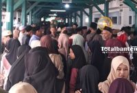 Suasana penziarah di kawasan Banten Lama, Kecamatan Kasemen, Kota Serang, Minggu 15 Februari 2026. (Foto : Total Banten)