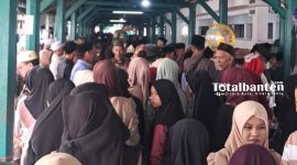 Suasana penziarah di kawasan Banten Lama, Kecamatan Kasemen, Kota Serang, Minggu 15 Februari 2026. (Foto : Total Banten)