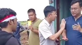 Warga yang Demo di Kawasan Industri Sawah Luhur saat Berhadapan dengan WNA. (Dok. Instagram)