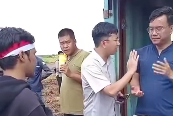 Warga yang Demo di Kawasan Industri Sawah Luhur saat Berhadapan dengan WNA. (Dok. Instagram)