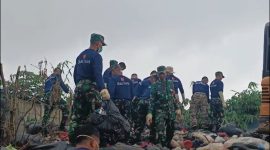 TNI-Polri turun gunung membersihkan sampah di Tangsel, Sabtu kemarin.