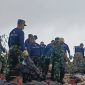 TNI-Polri turun gunung membersihkan sampah di Tangsel, Sabtu kemarin.