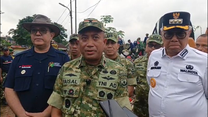 Komandan Korem (Danrem) 052/Wijayakrama, Brigjen TNI Faisal Rizal saat memberikan keterangan pers. (Dok)
