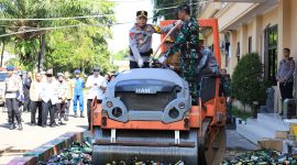 Kapolda Banten, Irjen Pol Hengky Kurniawan saat memusnahkan ribuan botol miras. (Dok)