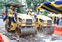 Minuman Keras (Miras) dimusnahkan pada momen HUT Kota Tangerang ke-33 menggunakan alat berat. (Dok)