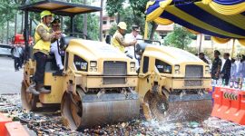 Minuman Keras (Miras) dimusnahkan pada momen HUT Kota Tangerang ke-33 menggunakan alat berat. (Dok)