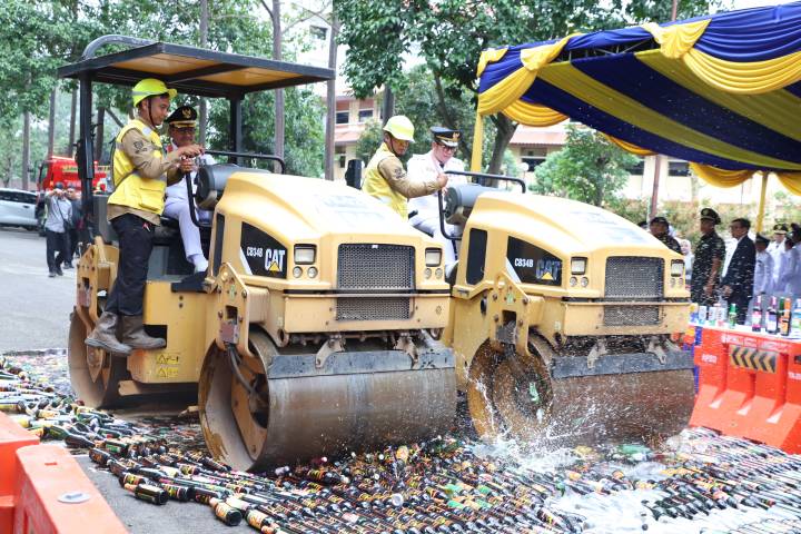 Minuman Keras (Miras) dimusnahkan pada momen HUT Kota Tangerang ke-33 menggunakan alat berat. (Dok)