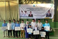 Bupati Serang, Ratu Rachmatuzakiyah saat menyalurkan santunan pada anak yatim. (Total Banten)