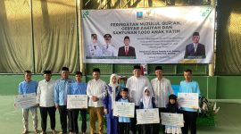 Bupati Serang, Ratu Rachmatuzakiyah saat menyalurkan santunan pada anak yatim. (Total Banten)