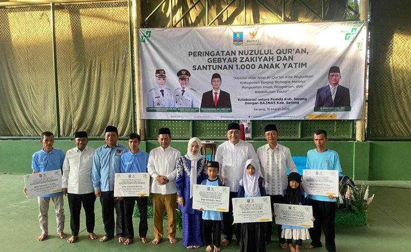 Bupati Serang, Ratu Rachmatuzakiyah saat menyalurkan santunan pada anak yatim. (Total Banten)