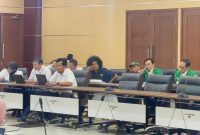 Perwakilan PWI Kota Tangsel saat menyampaikan aspirasi masyarakat terkait jaringan drainase dan infrastruktur telekomunikasi dalam pembahasan Raperda RTRW 2025-2045 di Gedung DPRD, Rabu (11/3). (Dok: TotalBanten.com)