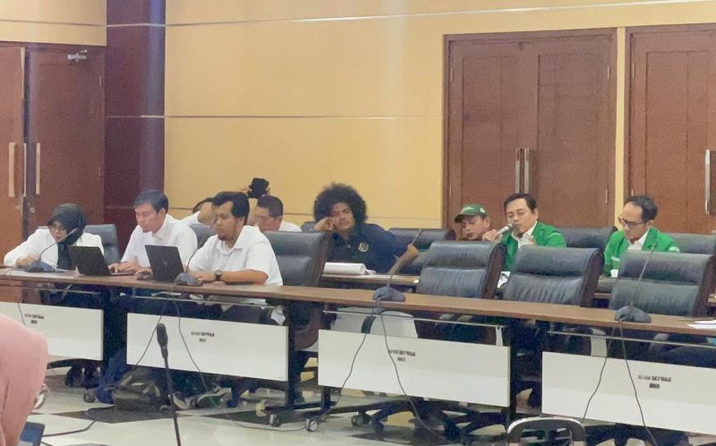 Perwakilan PWI Kota Tangsel saat menyampaikan aspirasi masyarakat terkait jaringan drainase dan infrastruktur telekomunikasi dalam pembahasan Raperda RTRW 2025-2045 di Gedung DPRD, Rabu (11/3). (Dok: TotalBanten.com)