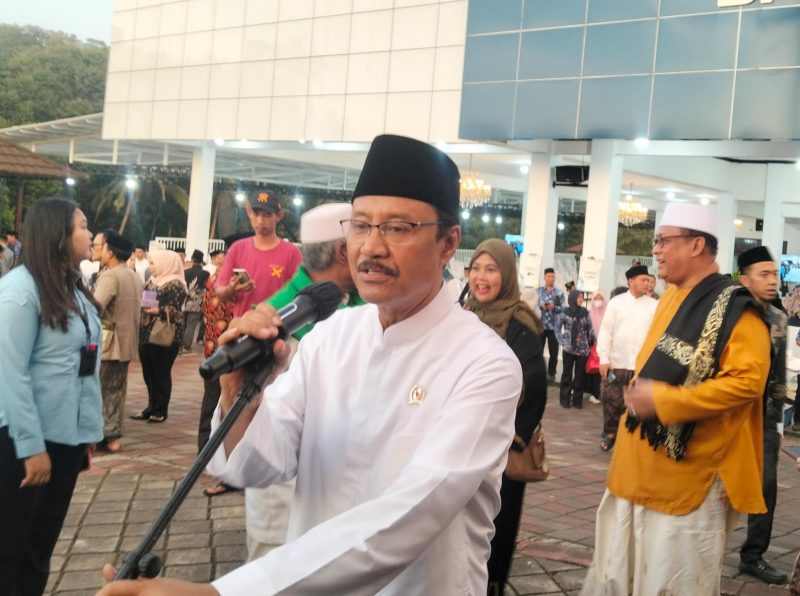 Menteri Sosial, Saifullah Yusuf saat Memberikan Keterangan Pers di Serang. (Dok. Total Banten)
