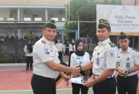 Kepala Lapas Kelas II A Serang, Riko Stiven saat Memberikan Lencana pada Pegawai. (Dok)