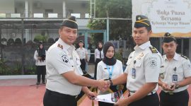 Kepala Lapas Kelas II A Serang, Riko Stiven saat Memberikan Lencana pada Pegawai. (Dok)