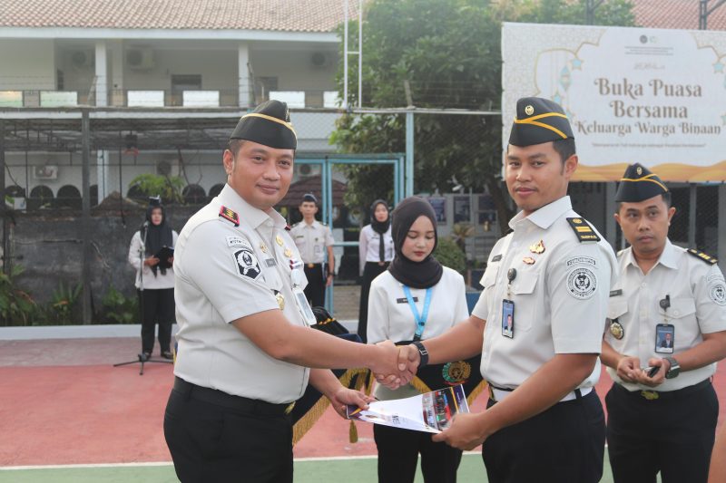 Kepala Lapas Kelas II A Serang, Riko Stiven saat Memberikan Lencana pada Pegawai. (Dok)