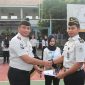 Kepala Lapas Kelas II A Serang, Riko Stiven saat Memberikan Lencana pada Pegawai. (Dok)