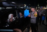 Kapolda Banten, Irjen Pol Hengky Kurniawan saat Menyapa Pemudik. (Dok)