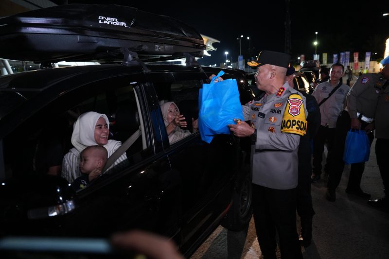 Kapolda Banten, Irjen Pol Hengky Kurniawan saat Menyapa Pemudik. (Dok)