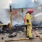 Petugas pemadam kebakaran menyemprotkan air untuk memadamkan sisa-sisa api yang membakar sebuah rumah makan berbentuk saung bambu di kawasan Sudimara Pinang, Kota Tangerang, Doc (Ist/Totalbanten.com)
