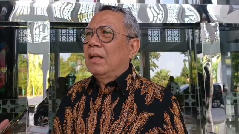 Wali Kota Tangerang Selatan, Benyamin Davnie saat memberikan keterangan pers Selasa kemarin. (Dok/Total Banten)