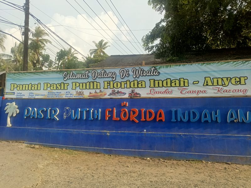 Sebanyak 13.000 Wisatawan Padati Pantai Pasir Putih Florida Indah Anyer di Puncak Libur Lebaran