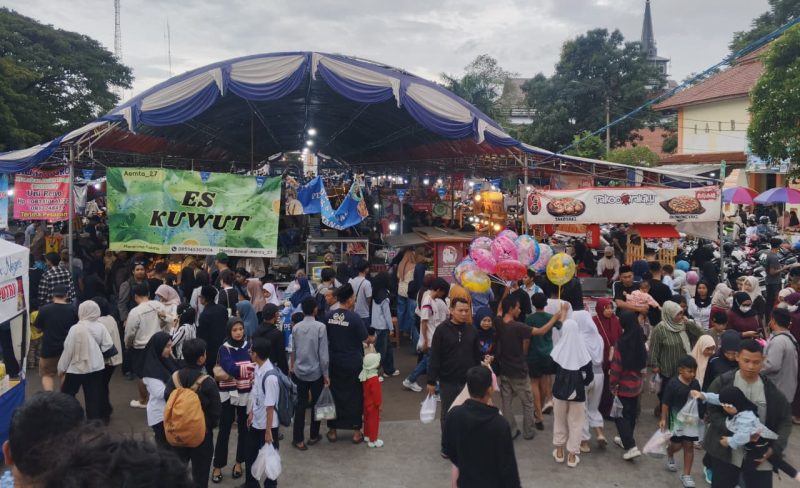 Ratusan warga war takjil di halaman masjid Ats-Tsauroh Kota Serang, Doc: (Mazid/Totalbanten)