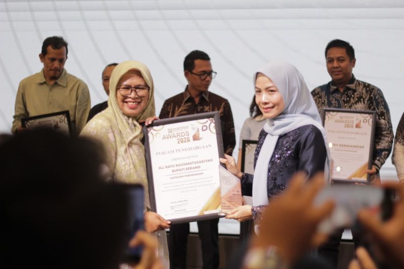 Bupati Serang, Ratu Rachmatuzakiyah, saat menerima piagam penghargaan dalam ajang Ekbispar Award 2026 Awarding and Charity di Aston Serang, Jumat (6/3/2026) (Doc).