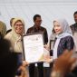 Bupati Serang, Ratu Rachmatuzakiyah, saat menerima piagam penghargaan dalam ajang Ekbispar Award 2026 Awarding and Charity di Aston Serang, Jumat (6/3/2026) (Doc).