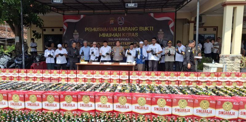 Polresta Serang kota Bersam Pemerintah Daerah Musnahkan Miras Jenin merek Singaraja Dan lainya, Dok (Dir/Totalbanten.com