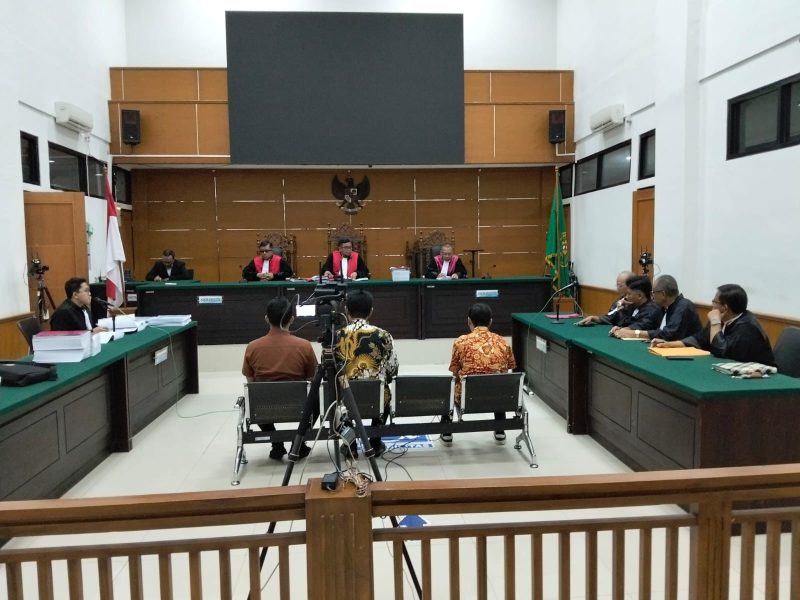 Suasana persidangan kasus dugaan korupsi kredit fiktif program KUR Bank BTN Cabang Bumi Serpong Damai di Pengadilan Tipikor Serang, Doc : (Ist/Totalbanten.com)