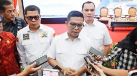 Gubernur Banten, Andra Soni, saat memberikan keterangan kepada pers, Dok: (Totalbanten.com)