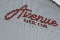 Lapangan Avenue Padel Club di Serpong, Tangerang Selatan disegel petugas Satpol PP karena tidak memiliki izin persetujuan bangunan gedung (Dok)