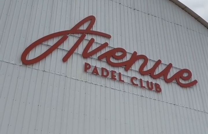 Lapangan Avenue Padel Club di Serpong, Tangerang Selatan disegel petugas Satpol PP karena tidak memiliki izin persetujuan bangunan gedung (Dok)