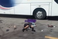 Koban Diserempet mobil Hingga Tewas Terkabar di Pinggir Bus, Jalan Armada, dekat pintu Tol Serang Timur, Kota Serang, Rabu (8/4) Doc (Dir/Totalbanten.com)