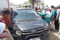 Mobil Milik Kepala DPMPTSP Kabupaten Pandeglang, menabrak Kerumunan Siswa SD Sukaratu 5,  Dok (Ist/Totalbanten.com)