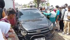 Mobil Milik Kepala DPMPTSP Kabupaten Pandeglang, menabrak Kerumunan Siswa SD Sukaratu 5,  Dok (Ist/Totalbanten.com)