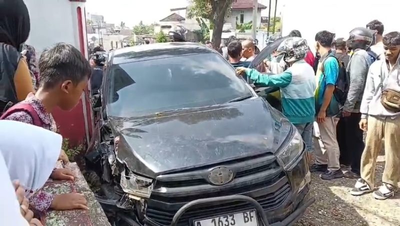 Mobil Milik Kepala DPMPTSP Kabupaten Pandeglang, menabrak Kerumunan Siswa SD Sukaratu 5,  Dok (Ist/Totalbanten.com)
