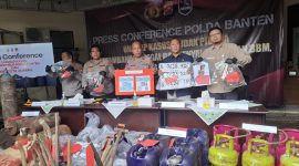 Polda Banten Bersama Jajaran Kapolres Menunjukan Barang Bukti dalam Press Conference tindak Pidana Tambang Ilegal dan BBM hingga LPG Bersubsidi. Dok (Dir/Totalbanten.com)