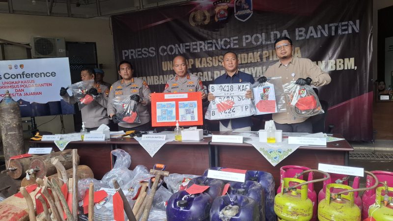 Polda Banten Bersama Jajaran Kapolres Menunjukan Barang Bukti dalam Press Conference tindak Pidana Tambang Ilegal dan BBM hingga LPG Bersubsidi. Dok (Dir/Totalbanten.com)