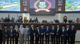 Foto Bersama Usai Rapat Paripurna penyerahan Laporan Hasil Pemeriksaan Badan Pemeriksa Keuangan Republik Indonesia atas Laporan Keuangan Pemerintah Daerah Provinsi Banten Tahun Anggaran 2025, Di aula DPRD Provinsi Banten. Dok: (Dir/Totalbanten.com)