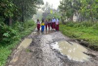 Pemandangan jalan rusak di Kabupaten Lebak. (Dok)