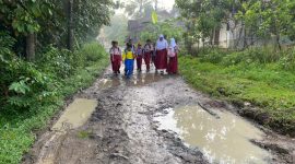 Pemandangan jalan rusak di Kabupaten Lebak. (Dok)