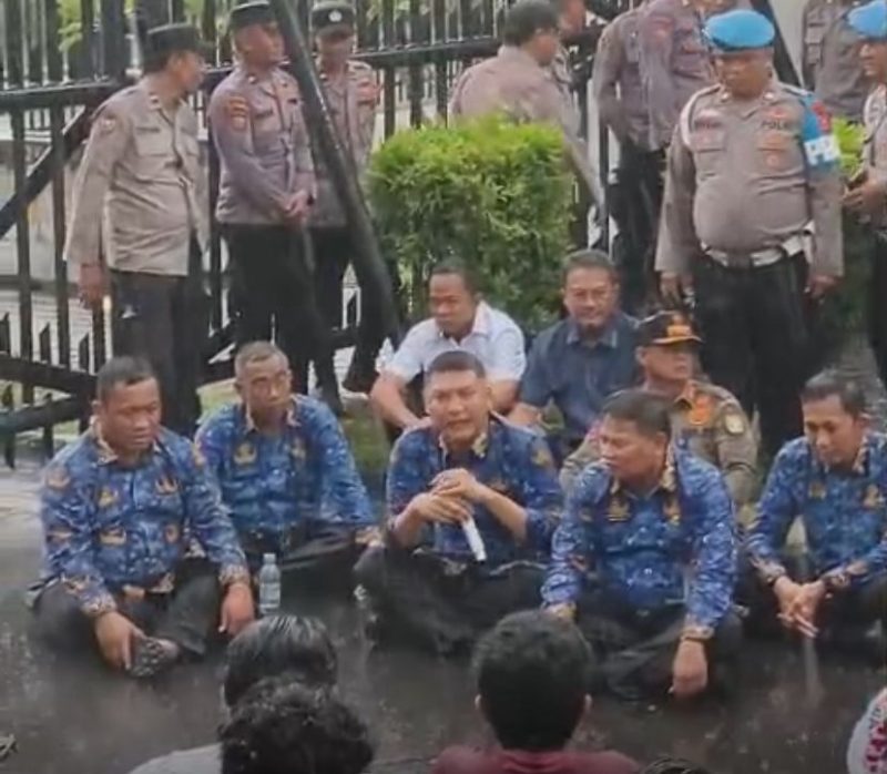 Sekda Banten Temul Aksi Mahasiswa Hardiknas di Tengah Guyuran Hujan, (Dok)